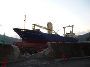 大型貨物船アジアシンフォニー(4,724t) 釜石港を離れる。