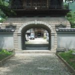 【慰霊碑(いれいひ)】が建てられていました。