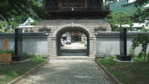 【慰霊碑(いれいひ)】が建てられていました。