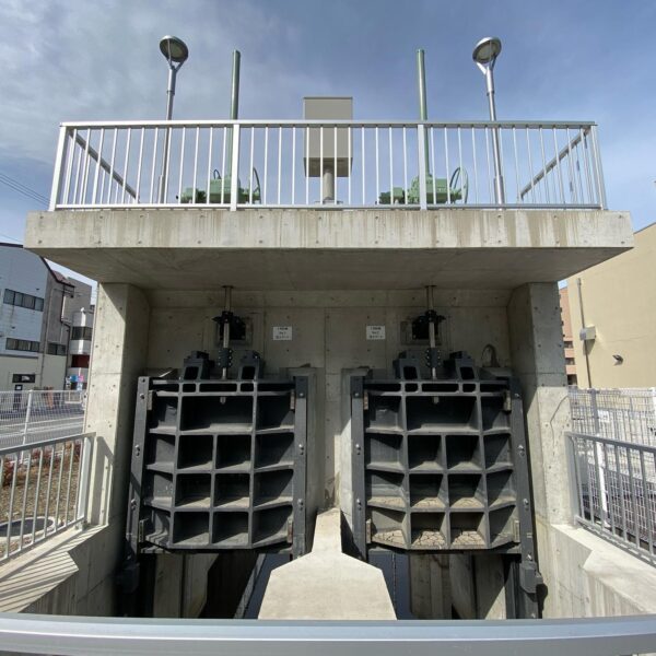 街中の水門、、というか逆流しない用の弁だな。（只越:汐立ポンプ場）