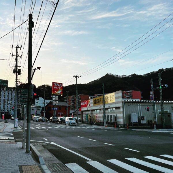 桜は咲いても夕方になるとまだ寒いなぁ。
